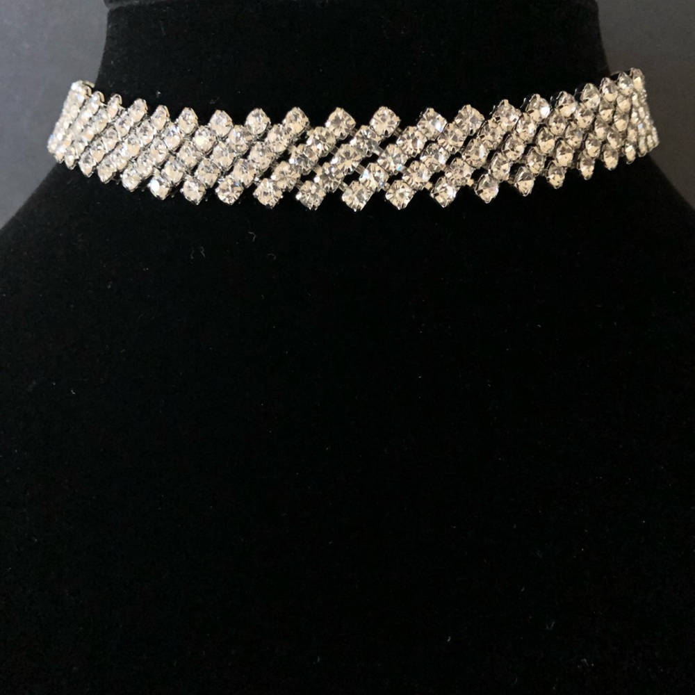 Sparking rhinestone choker